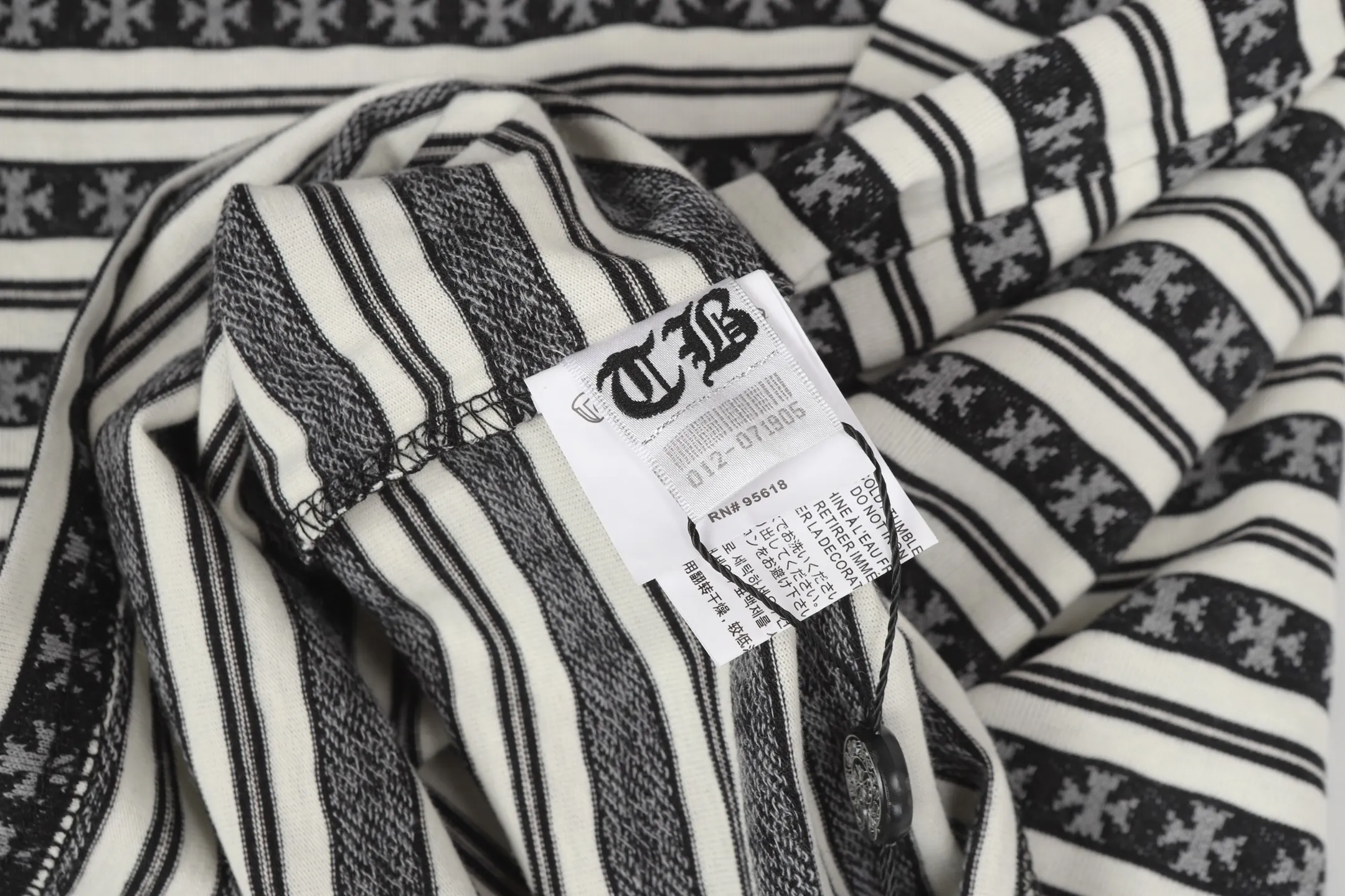 P190 -Chrome Hearts/Chrome Hearts 25ss season's most popular striped yarn-dyed long-sleeved T-shirt -High weight, high density and high quality. The wool is soft, delicate and skin-friendly. It feels soft and silky. It has excellent warmth and skin-friendly properties. -Customized weaving and dyeing, no color difference, no matter the fabric or workmanship details, beat the ordinary version on the market. -Colour: black, gray, blue, pink, green -Size: S M L XL